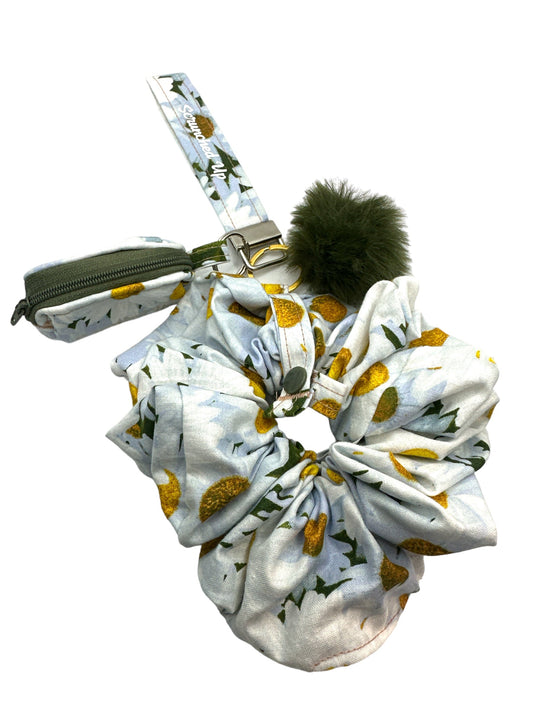 White daisies keychain with detachable scrunchie